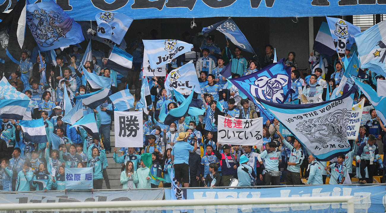 栃木対磐田　試合前、チャントを歌い盛り上がる磐田サポーター（撮影・垰建太）