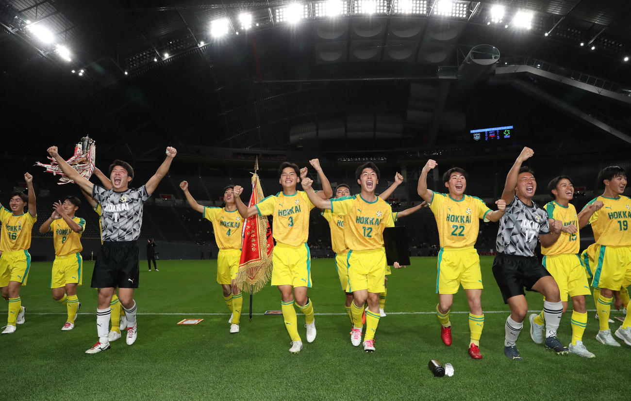 北海対旭川実　優勝し歓喜する北海イレブン（撮影・佐藤翔太）