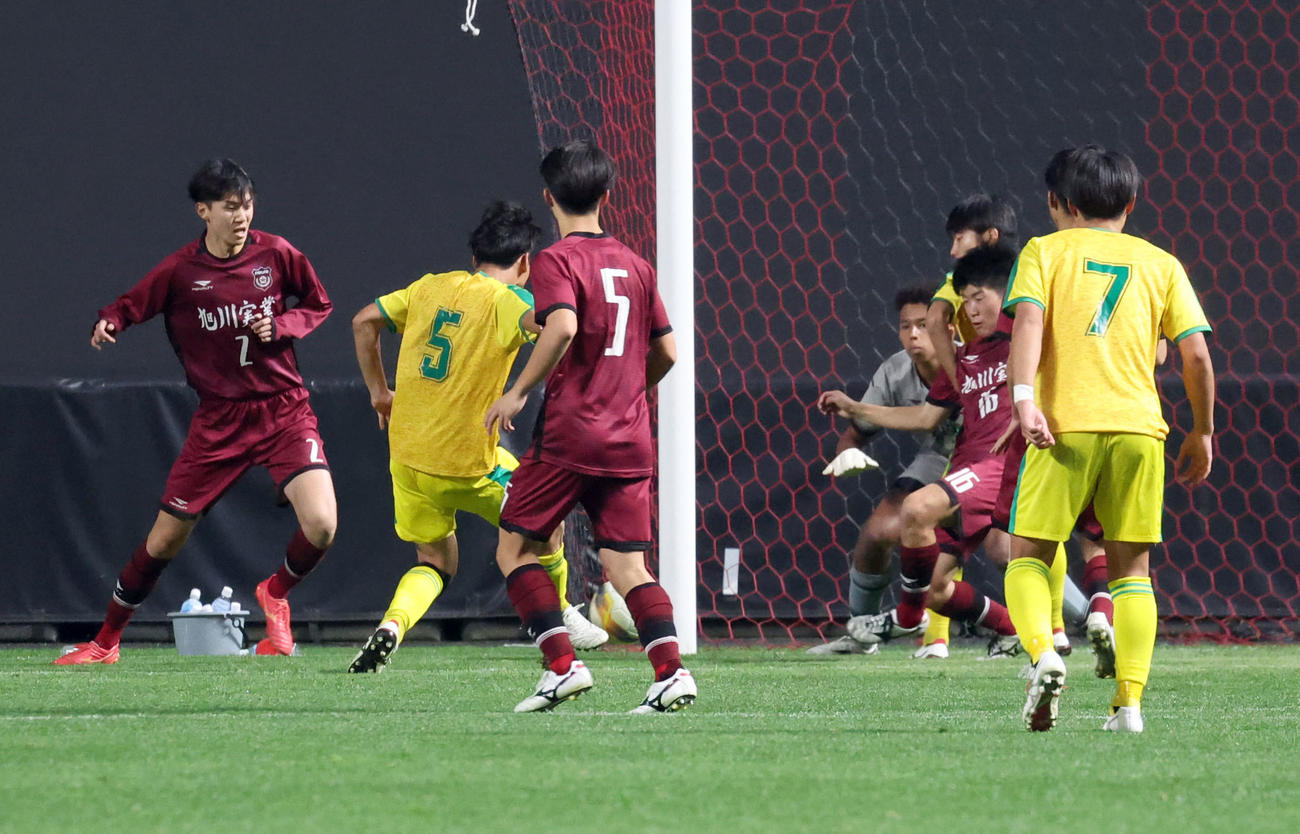 北海対旭川実　延長後半、決勝ゴールを決める北海・渡部（左から2人目）（撮影・佐藤翔太）