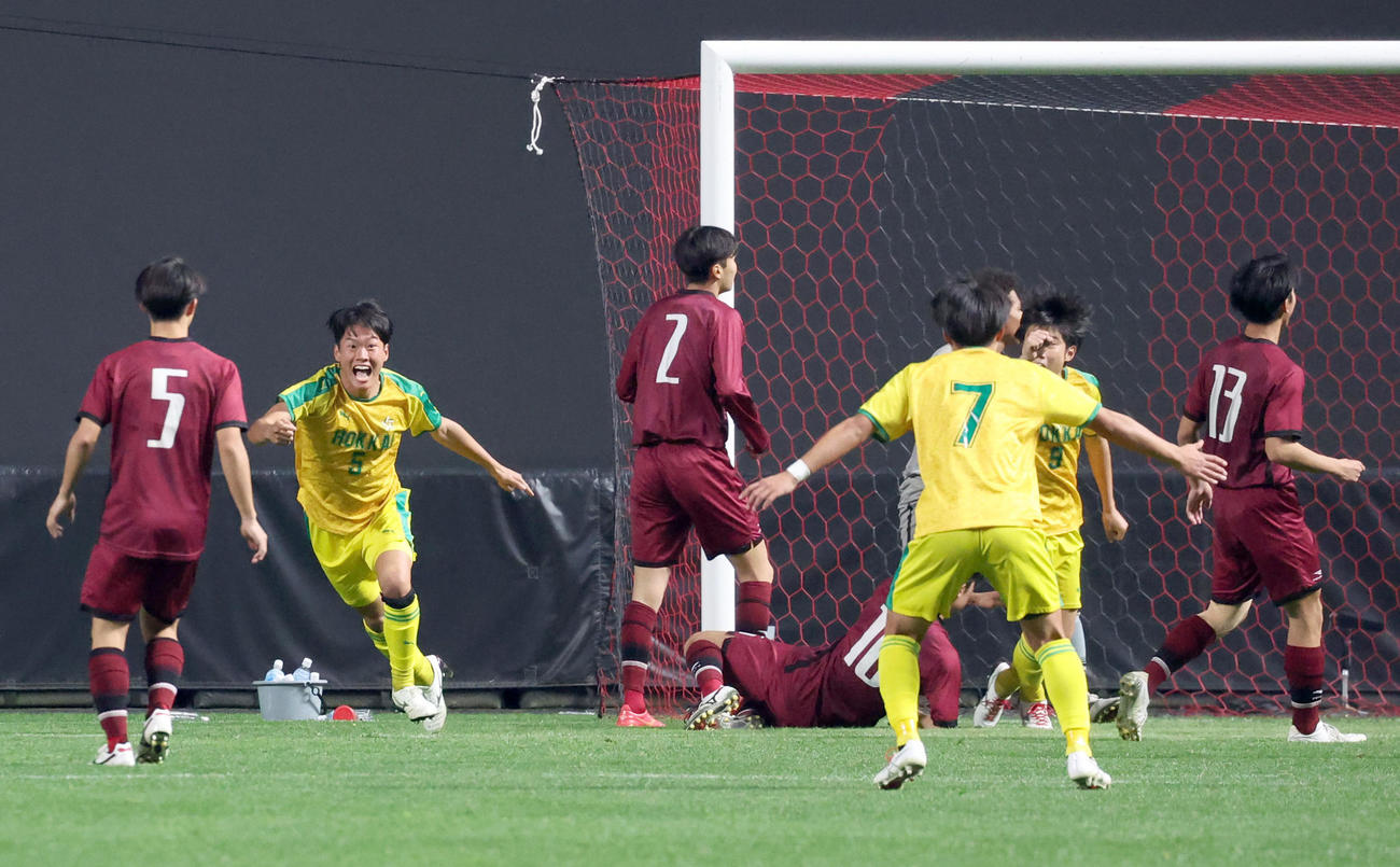 北海対旭川実　延長後半、決勝ゴールを決め駆け出す北海・渡部（左から2人目）（撮影・佐藤翔太）