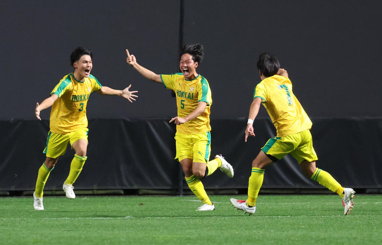 北海対旭川実　延長後半、決勝ゴールを決め駆け出す北海・渡部（中央）（撮影・佐藤翔太）
