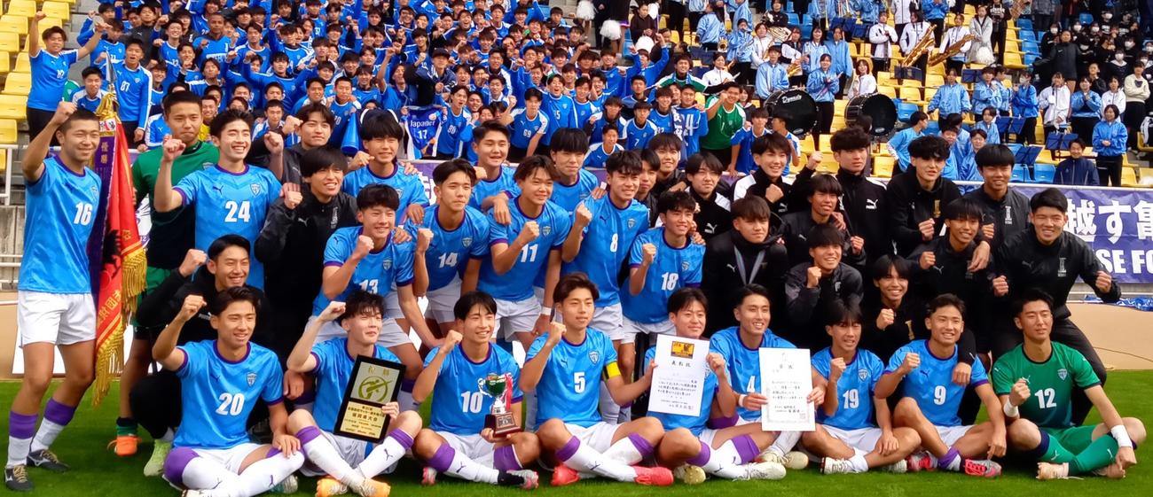 飯塚対東福岡　福岡大会2連覇で喜ぶ飯塚の選手たち（撮影・菊川光一）