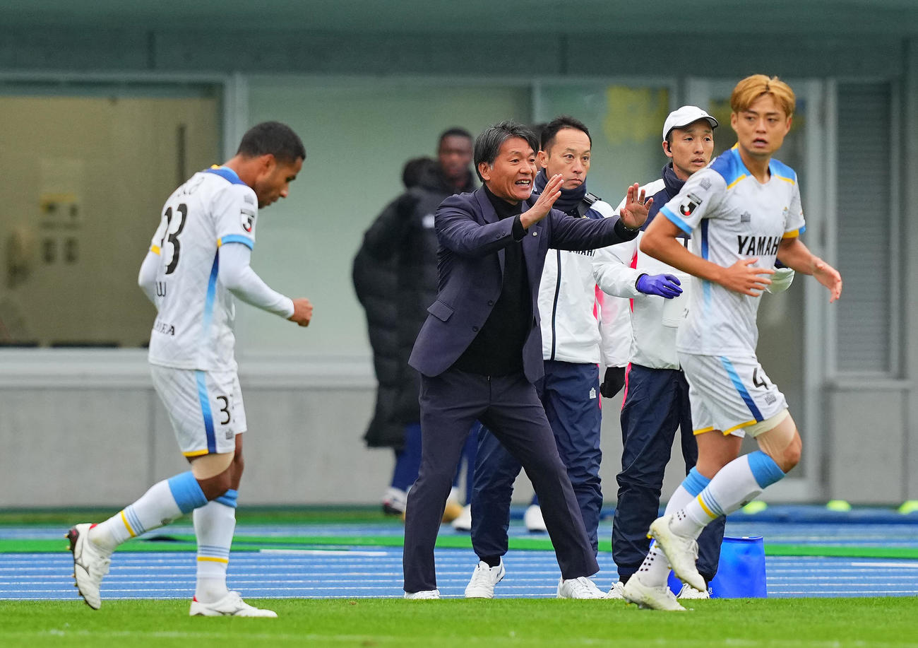 栃木対磐田　前半、磐田ドゥドゥ（左）のゴールの後、選手たちに大声で指示を出す横内監督（中央）（撮影・垰建太）