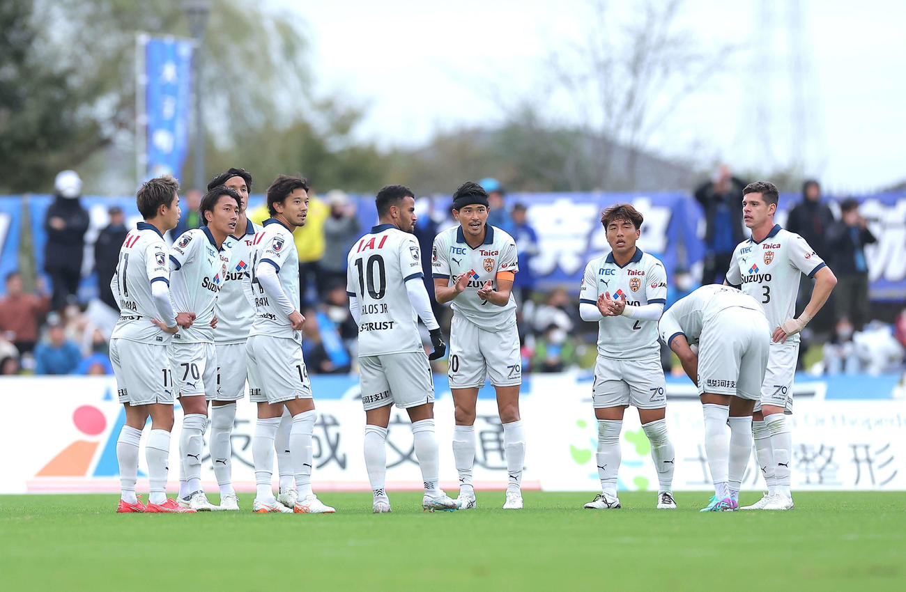 水戸対清水　後半、先制点を許し、円陣を組む清水イレブン（撮影・河田真司）