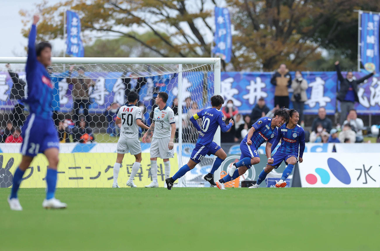 水戸対清水　後半、先制ゴールを決める水戸安藤（右から2人目）（撮影・河田真司）