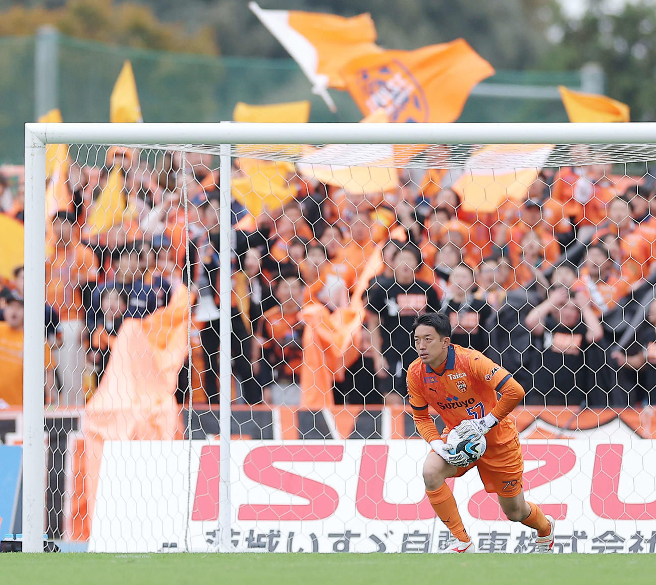 水戸対清水　前半、ボールを止める清水GK権田（撮影・河田真司）