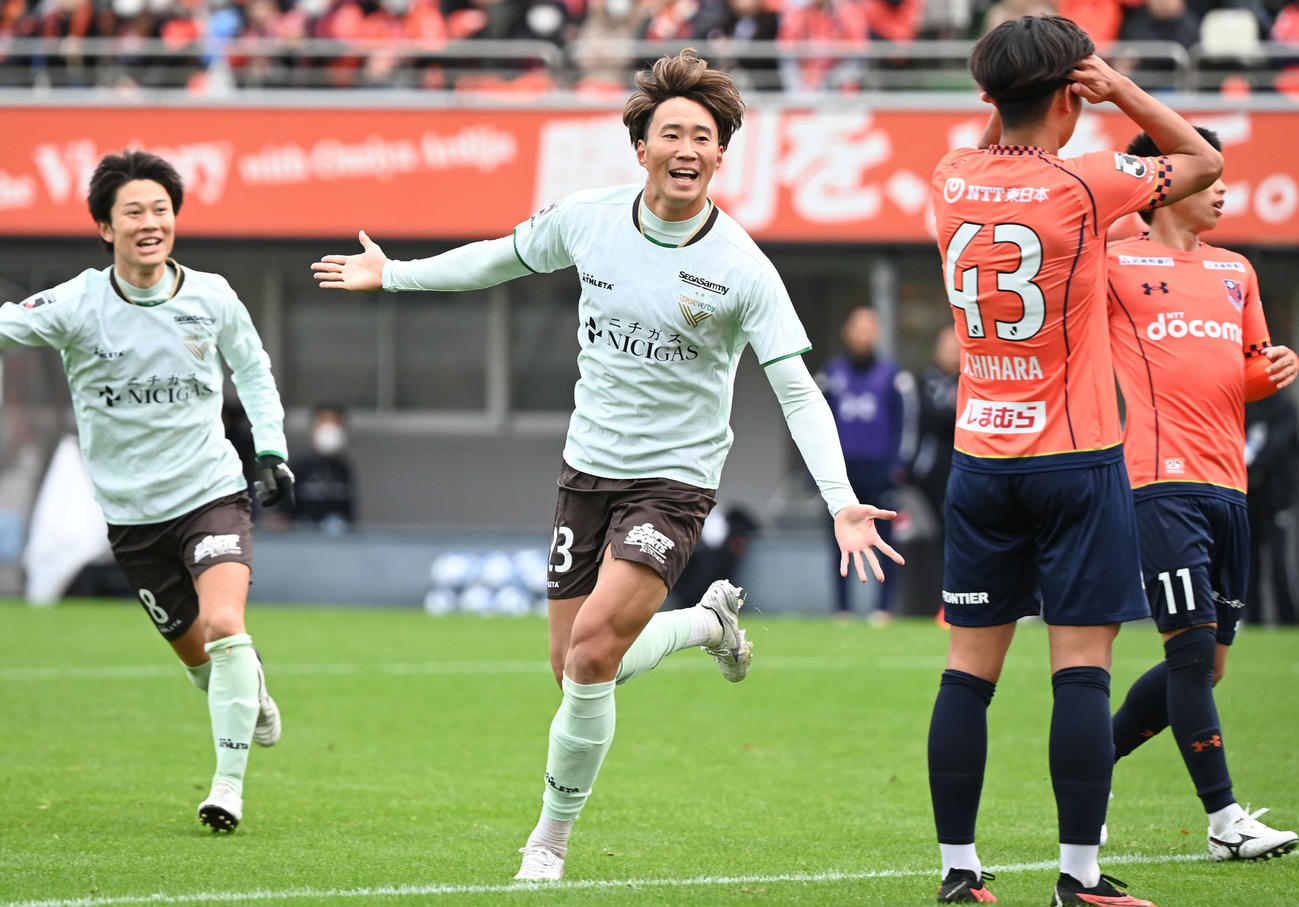 大宮対東京V　後半、先制点を決めた東京V綱島（左から2人目）は歓喜のダッシュ（撮影・山崎安昭）