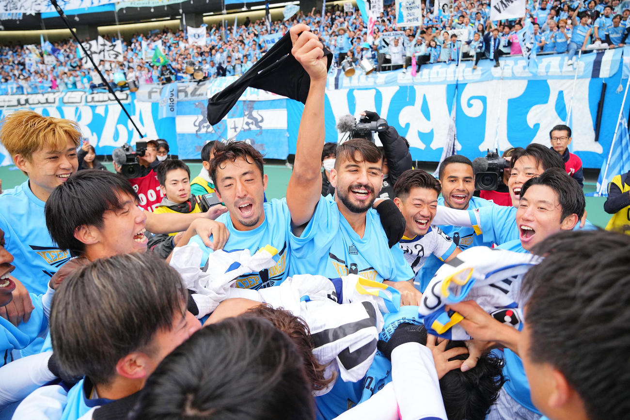 栃木対磐田　栃木に勝利しJ1への自動昇格を果たした磐田の選手たちは山田（中央）ともみくちゃになって喜び合う（撮影・垰建太）