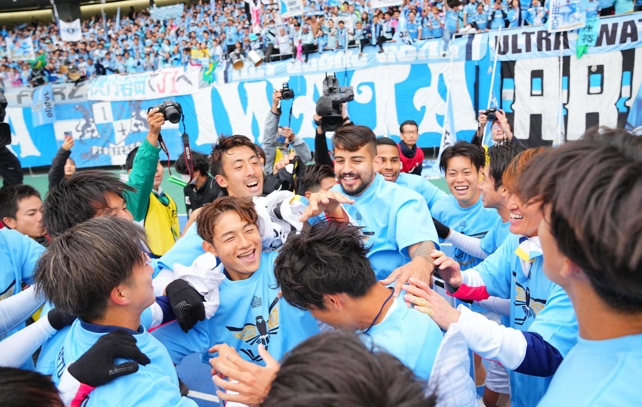 栃木対磐田　栃木に勝利しJ1への自動昇格を果たした磐田の選手たちは山田（中央）ともみくちゃになって喜び合う（撮影・垰建太）