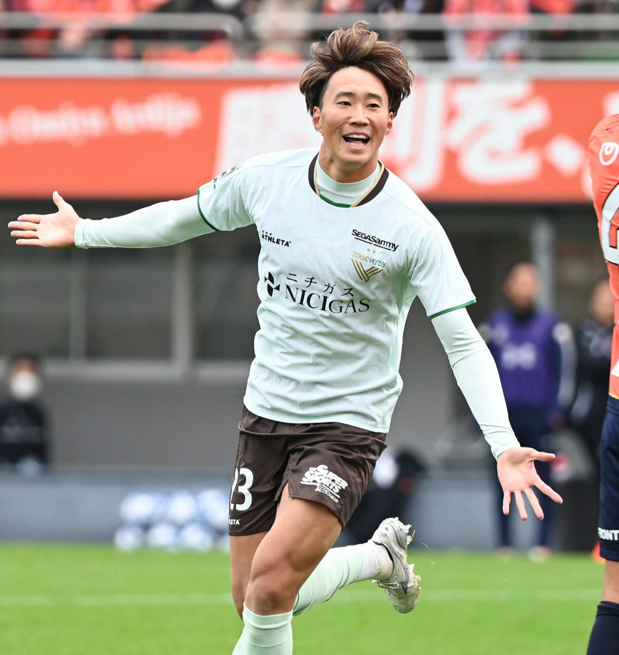 大宮対東京V　後半、先制点を決めた東京V綱島（左から2人目）は歓喜のダッシュ（撮影・山崎安昭）