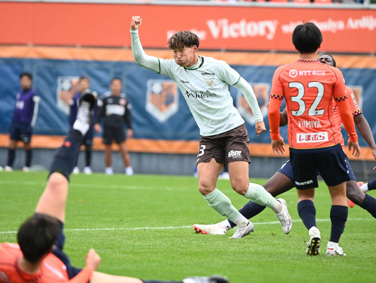 大宮対東京V　後半、先制点を決めてガッツポーズの東京V綱島（撮影・山崎安昭）