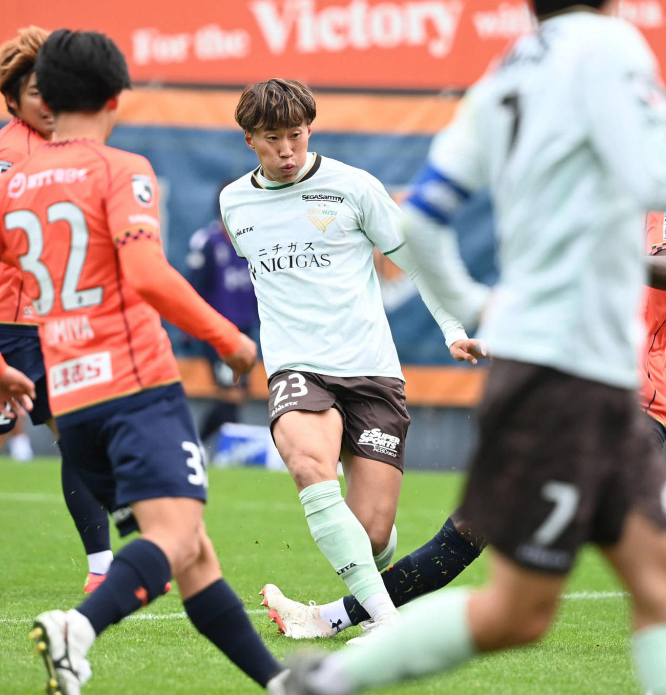 大宮対東京V　後半、先制点を決める東京V綱島（中央）（撮影・山崎安昭）