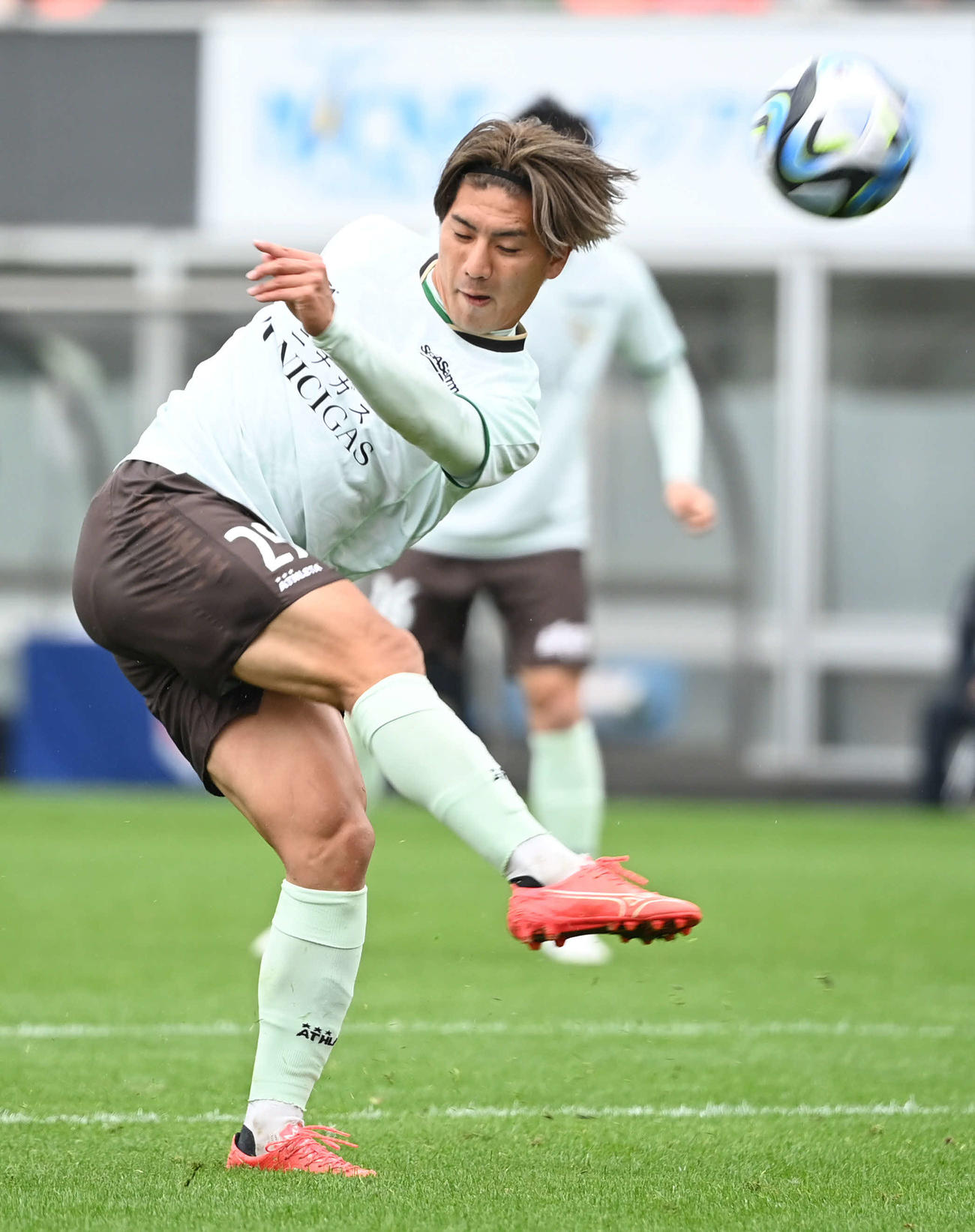 大宮対東京V　後半、シュートを外す東京V稲見（撮影・山崎安昭）