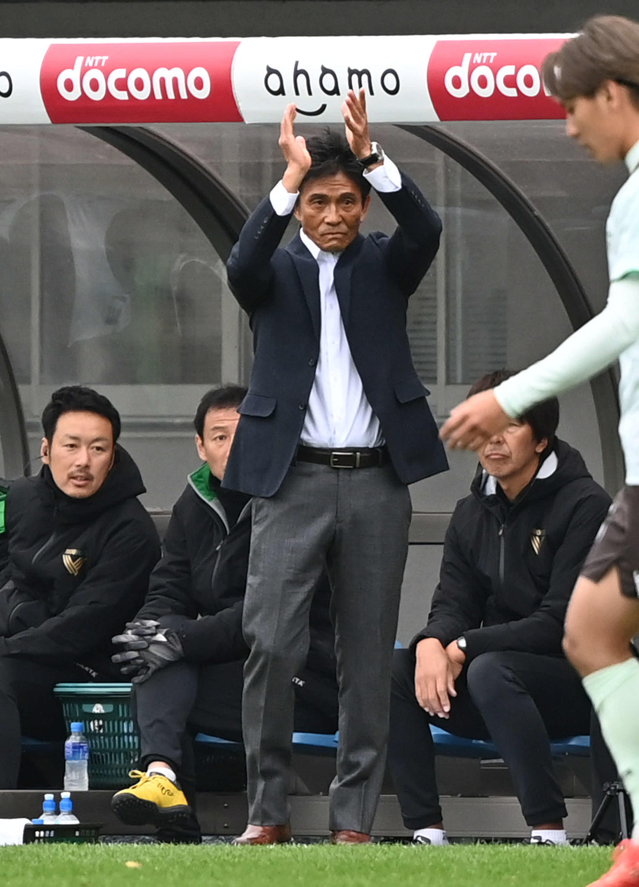 大宮対東京V　前半、選手に拍手を送る東京V城福監督（撮影・山崎安昭）