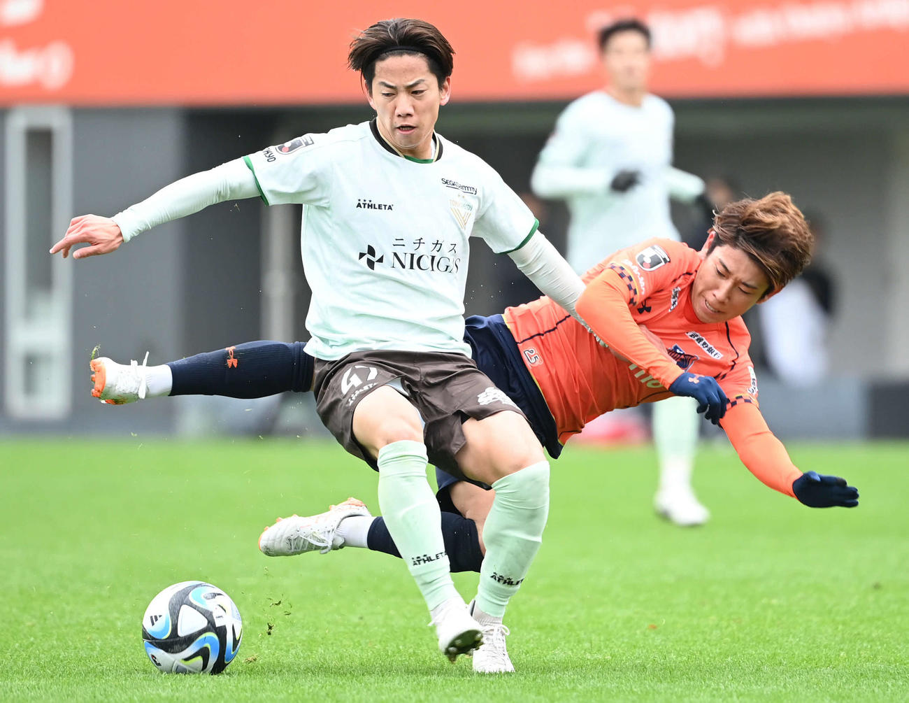 大宮対東京V　前半、東京V中原（手前）は大宮中野のドリブルを止める（撮影・山崎安昭）