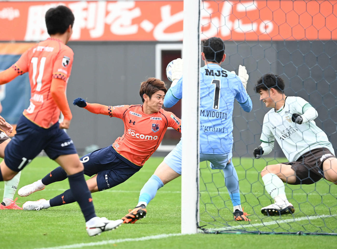 大宮対東京V　前半、ヘディングシュートを放つ大宮中野（左から2人目）。右は東京V谷口（撮影・山崎安昭）