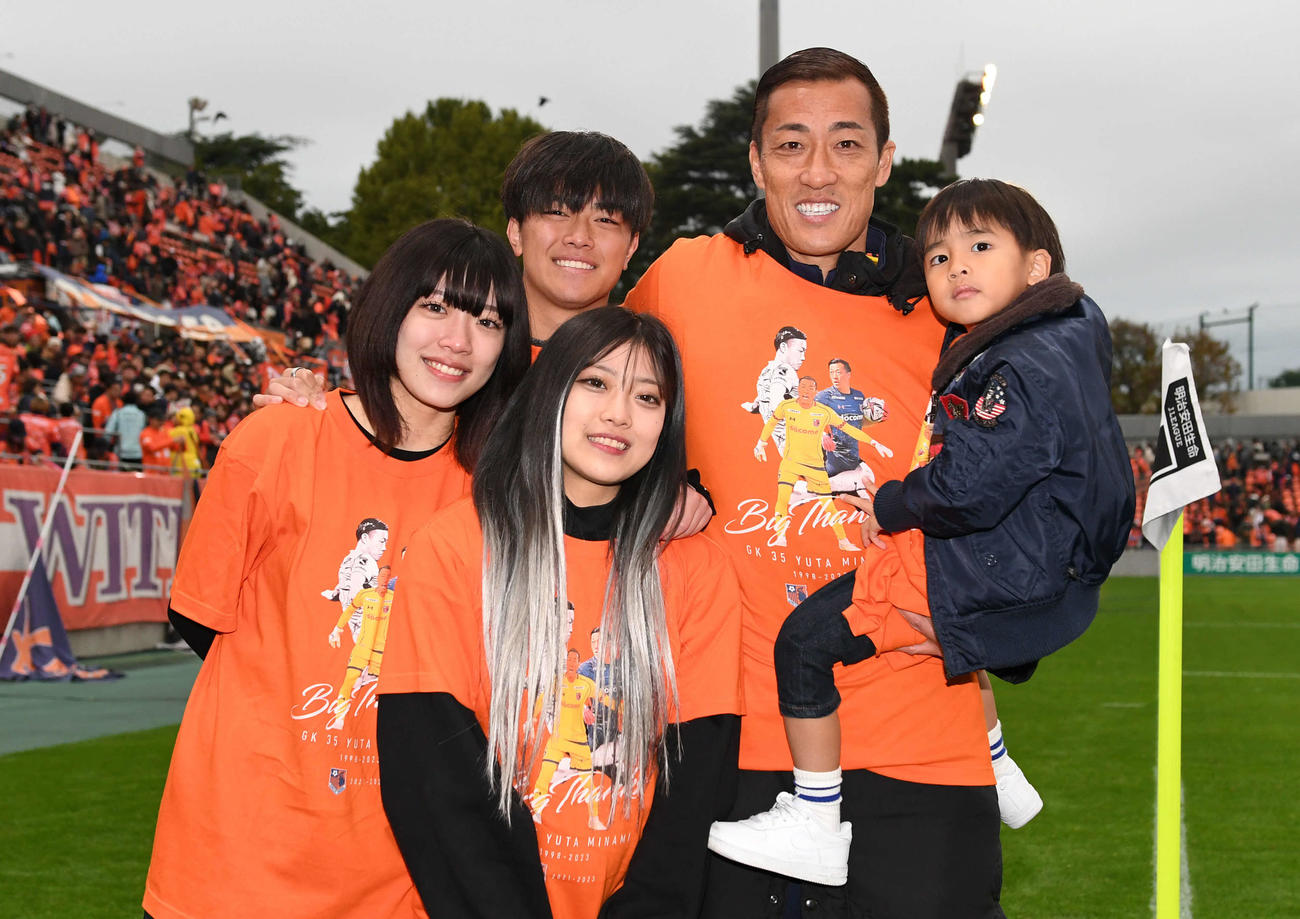 引退セレモニーを終えた大宮GK南（右から2人目）は家族と記念撮影（撮影・山崎安昭）