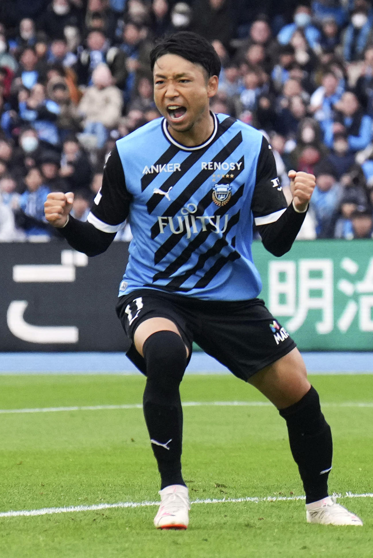 川崎対京都　前半終了間際、チーム2点目のゴールを決め、喜ぶ川崎・小林（共同）