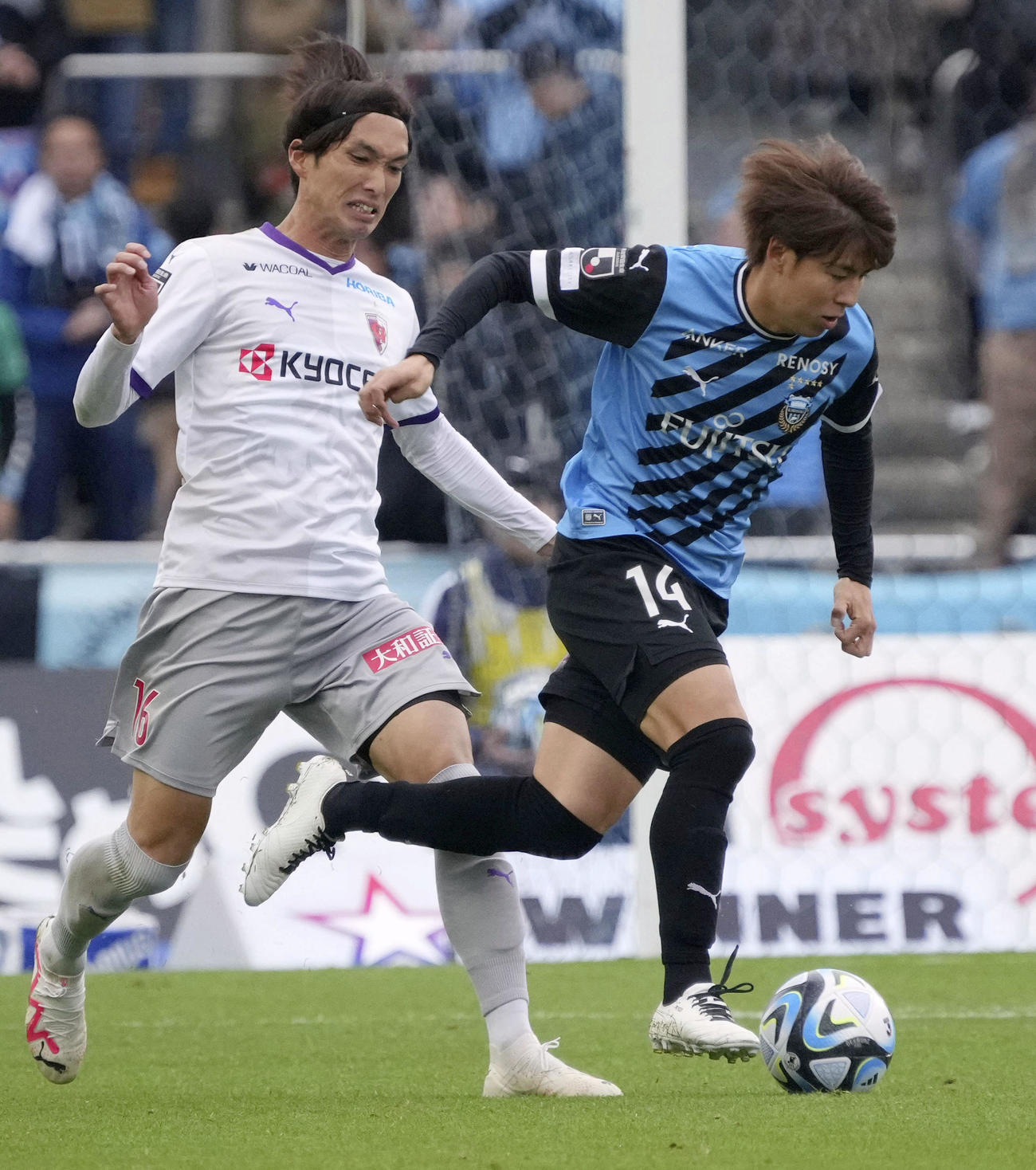川崎対京都　前半、攻め込む川崎・脇坂（右）（共同）