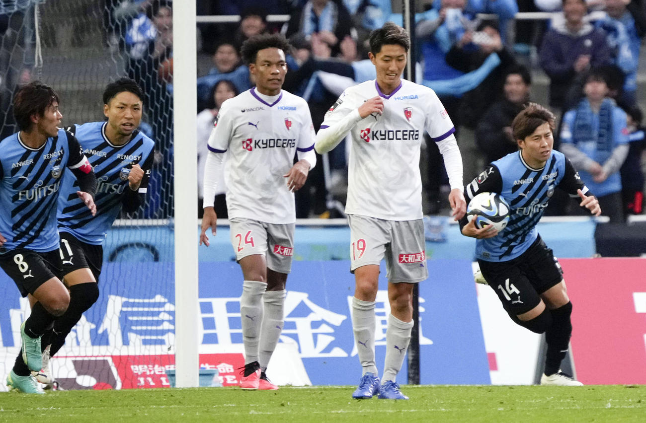 川崎対京都　試合終了間際、PKで同点ゴールを決め、ボールを手に駆け出す川崎・脇坂（右端）（共同）