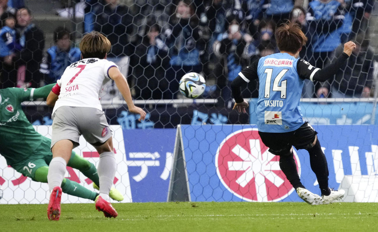 川崎対京都　試合終了間際、PKで同点ゴールを決める川崎・脇坂（右）（共同）