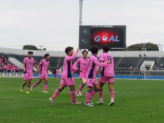 前半20分、日大藤沢のメンバーはゴールに喜ぶ