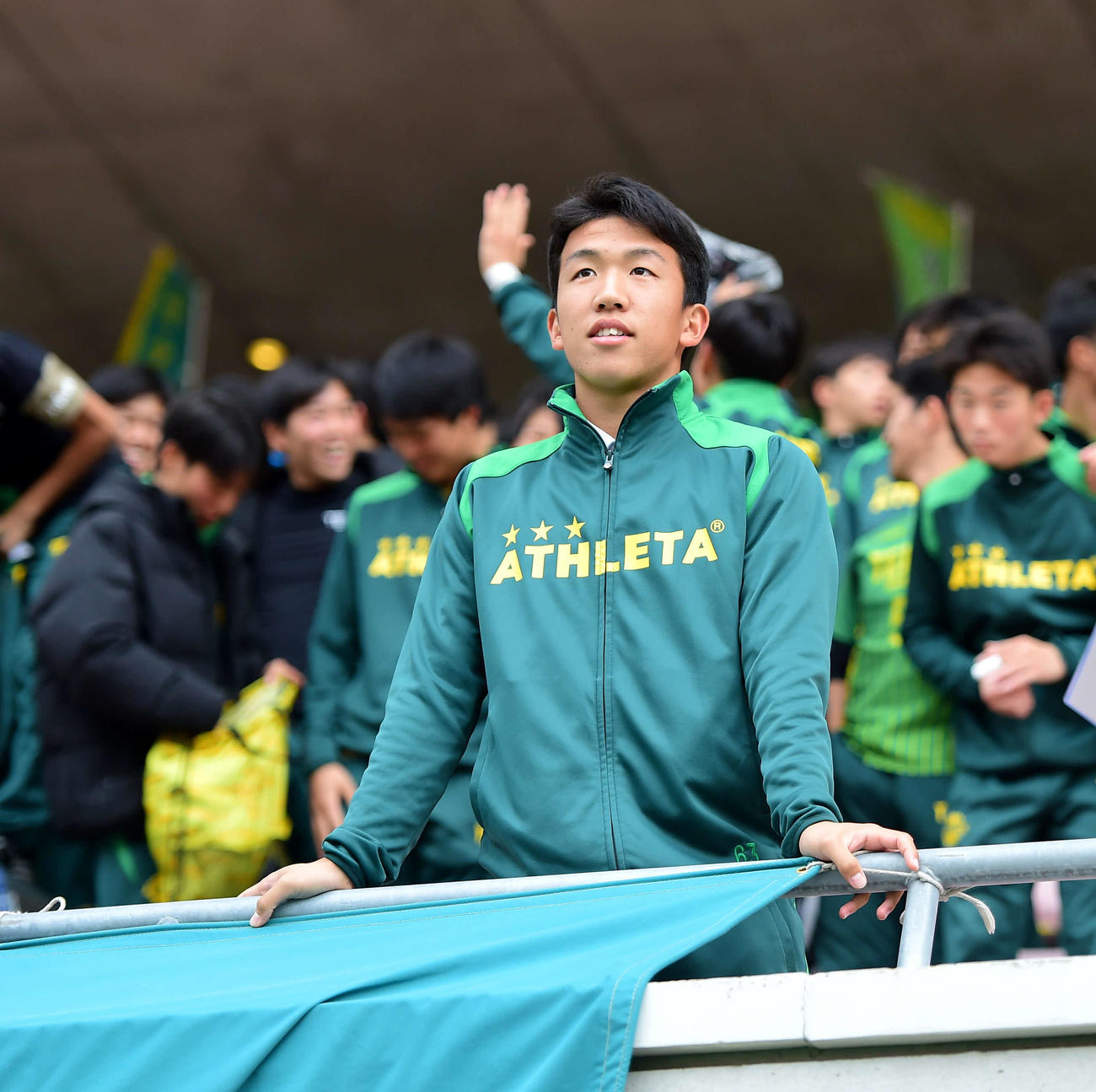 ピッチを見つめる帝京長岡・鈴木