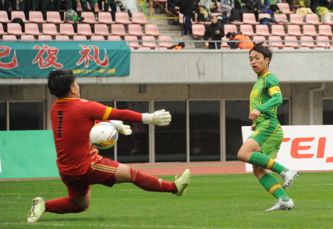 2－0の後半6分にゴールを決める帝京長岡の堀（右）