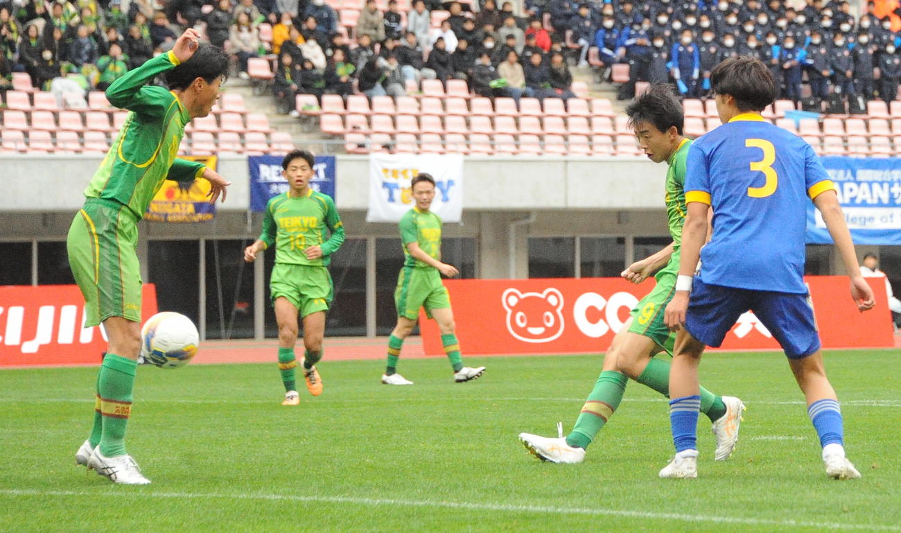 3－0の後半14分、この日2点目を決める帝京長岡の新納（右から2人目）
