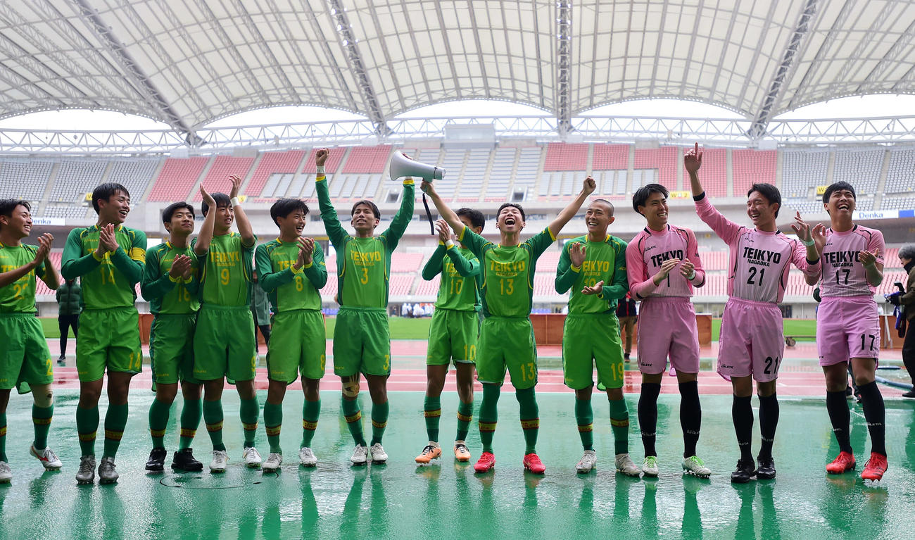 応援団に向け、ガッツポーズをする帝京長岡の選手たち