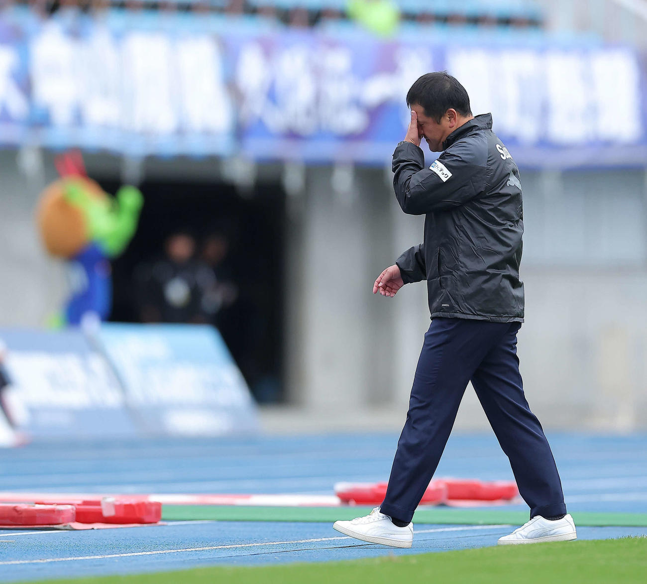 水戸対清水　水戸に引き分け、顔を手で覆う清水秋葉監督（撮影・河田真司）