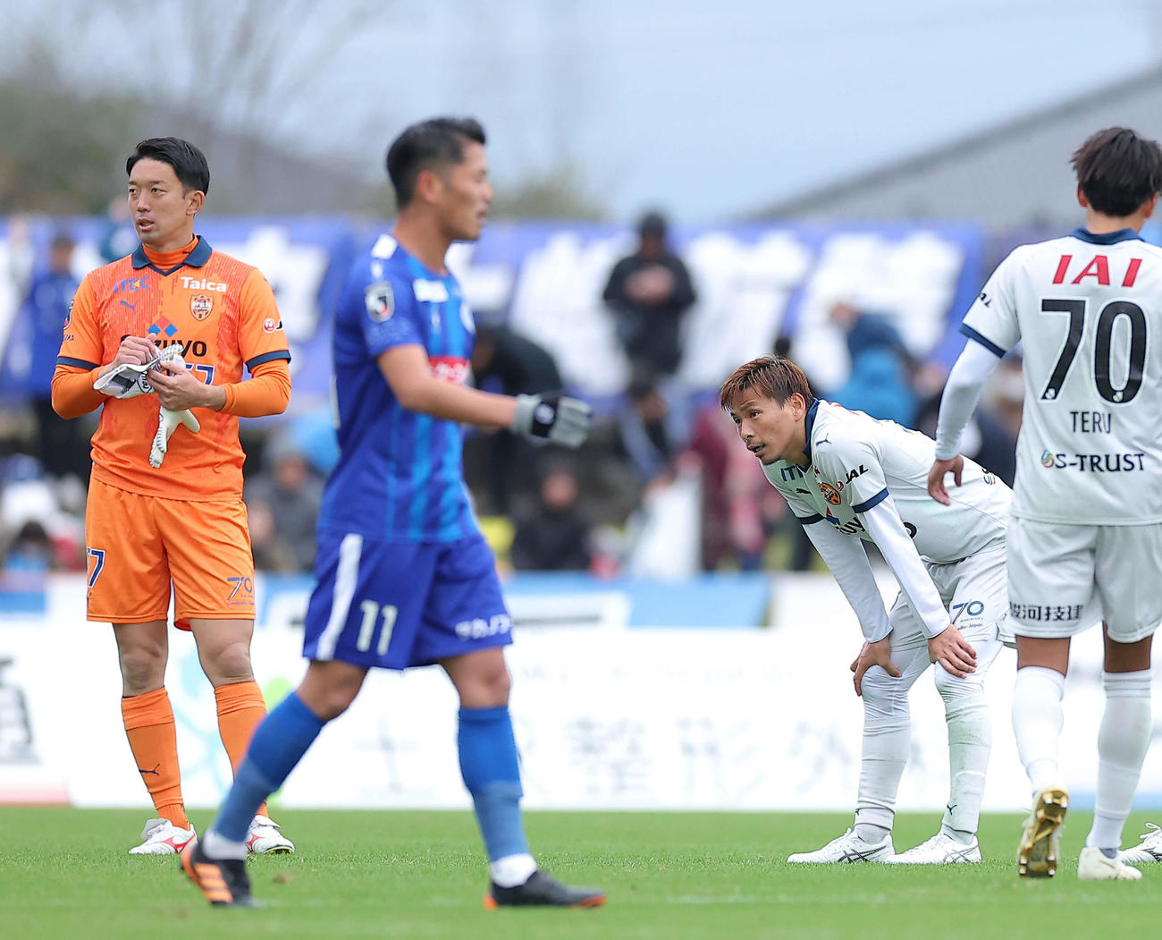 水戸対清水　水戸に引き分け、肩を落とす清水GK権田（左）と乾（撮影・河田真司）