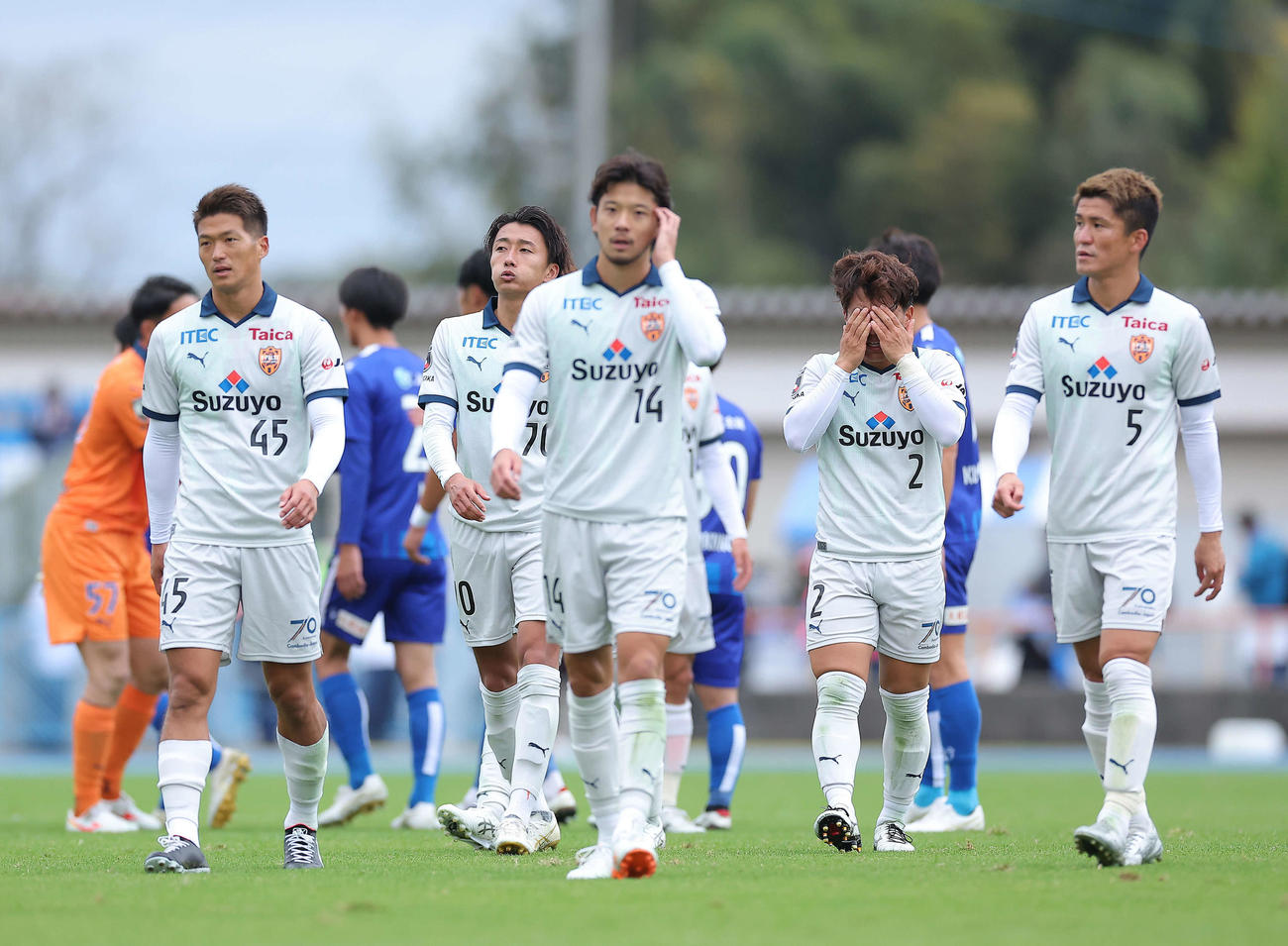 水戸対清水　水戸に引き分け、肩を落とす清水イレブン（撮影・河田真司）