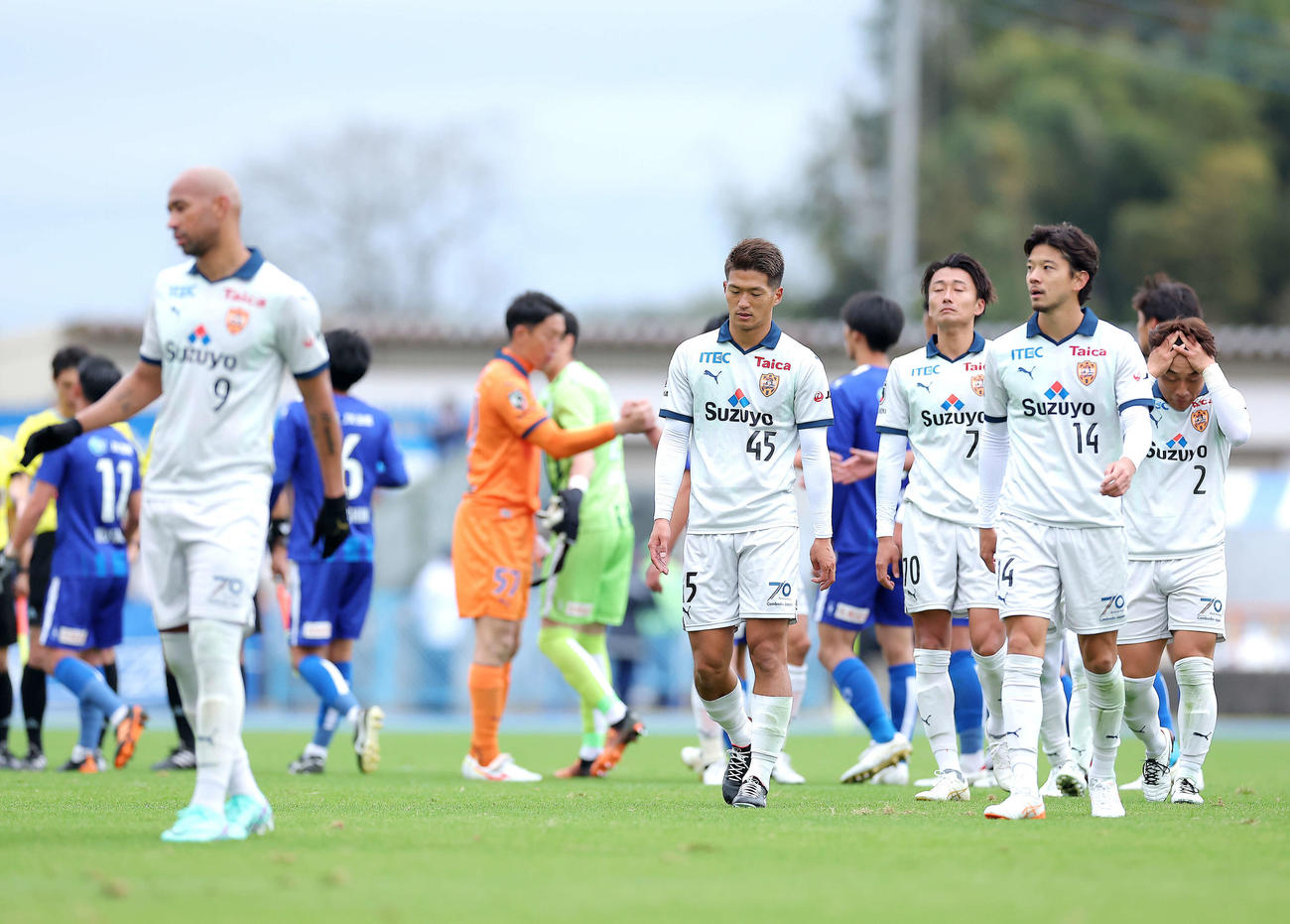 水戸対清水　水戸に引き分け、肩を落とす清水イレブン（撮影・河田真司）
