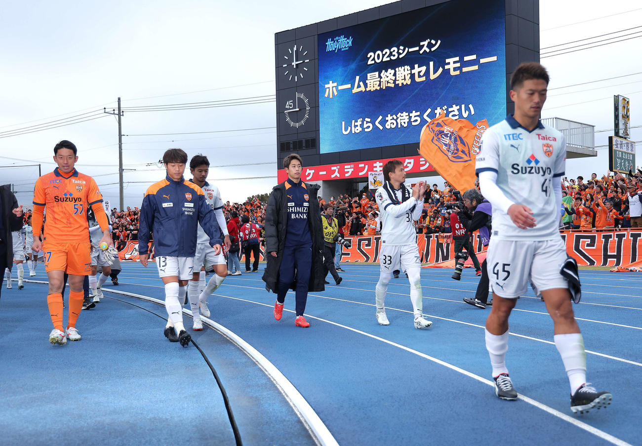 水戸対清水　水戸に引き分け、肩を落とす清水イレブン（撮影・河田真司）