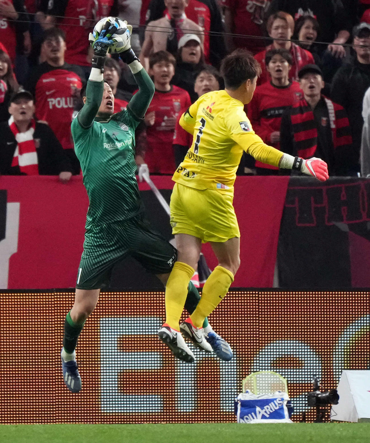 浦和対神戸　後半、コーナーキックからのセットプレーに参加する浦和GK西川。神戸GK前川がキャッチング（撮影・たえ見朱実）