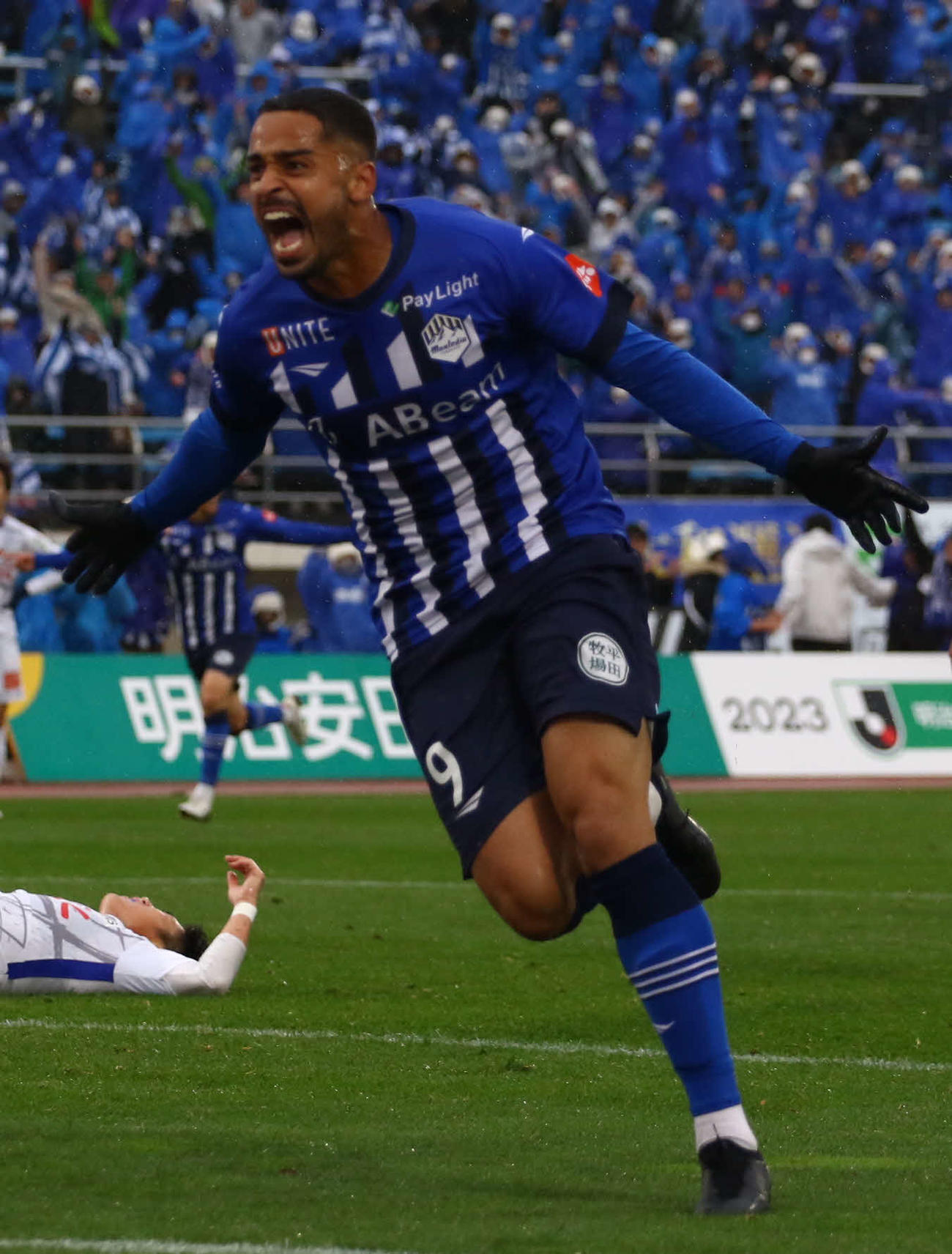 後半47分、逆転ゴールを決め、両手を広げて雄たけびを上げるFWデラトーレ（撮影・木村有優）