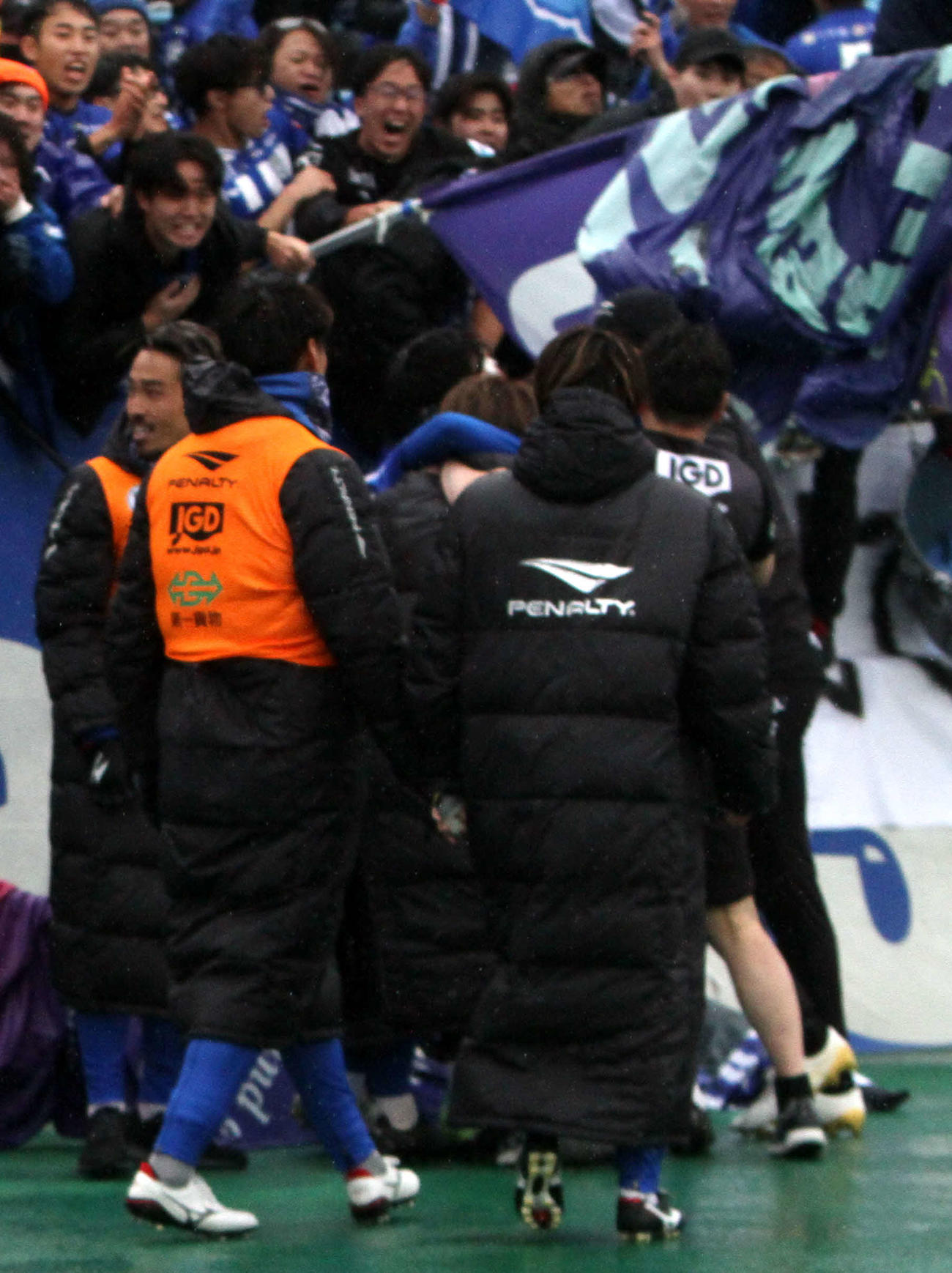 山形対甲府　後半47分、逆転のゴールを決め、選手とサポーターに祝福される山形FWデラトーレ（撮影・木村有優）