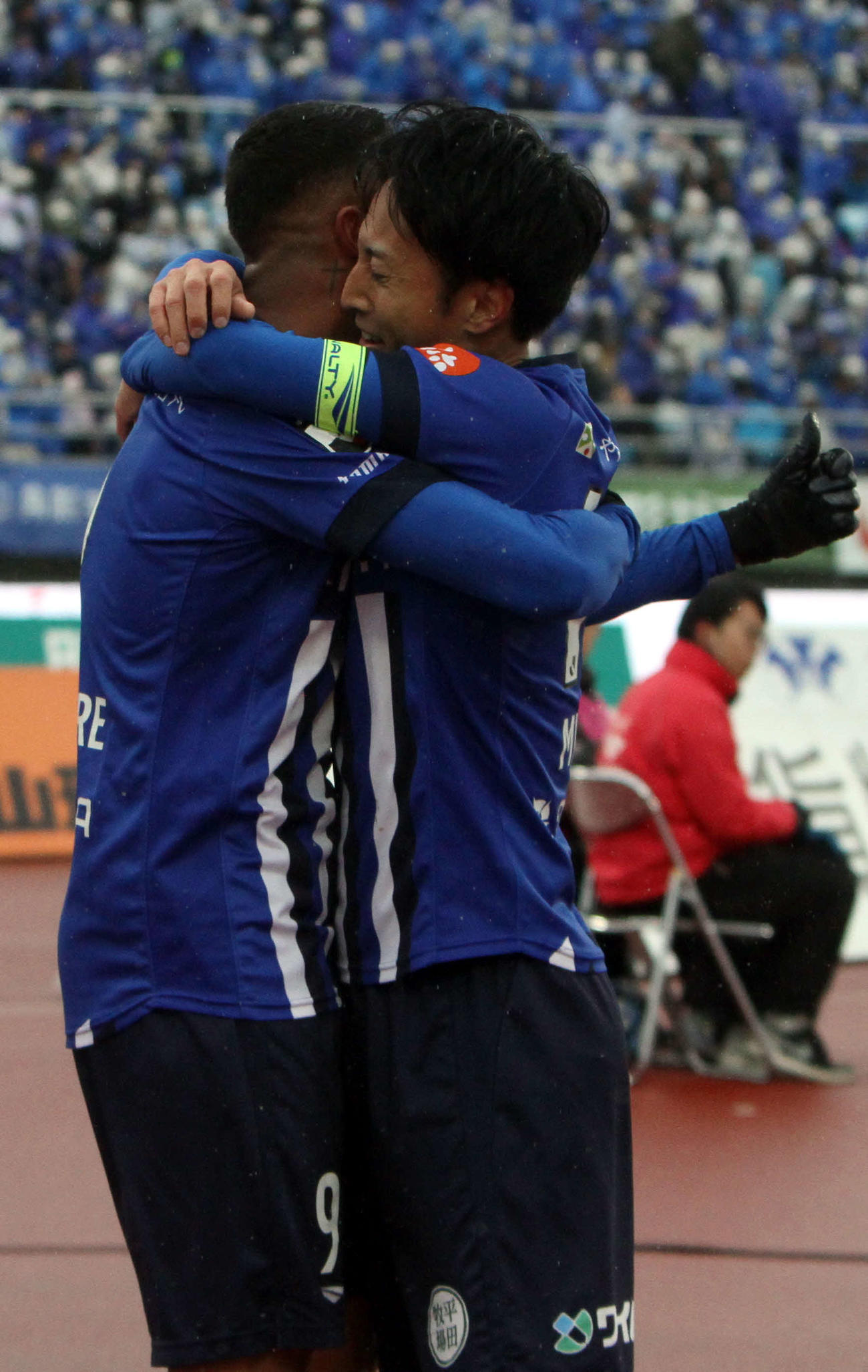 山形対甲府　後半47分、決勝ゴールを決めた山形FWデラトーレ（左）がMF南と抱き合う（撮影・木村有優）