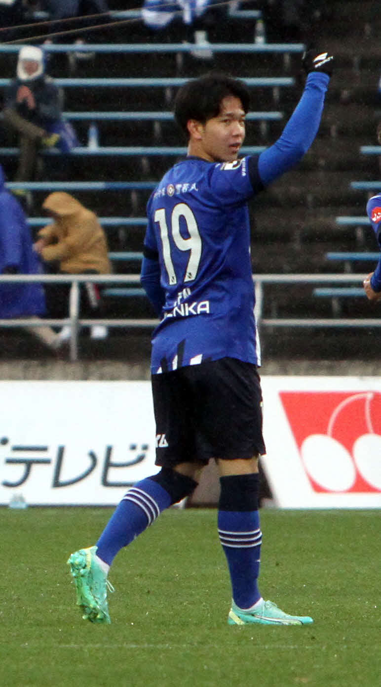 後半37分、同点PKを決め、右手を突き上げる宮城
