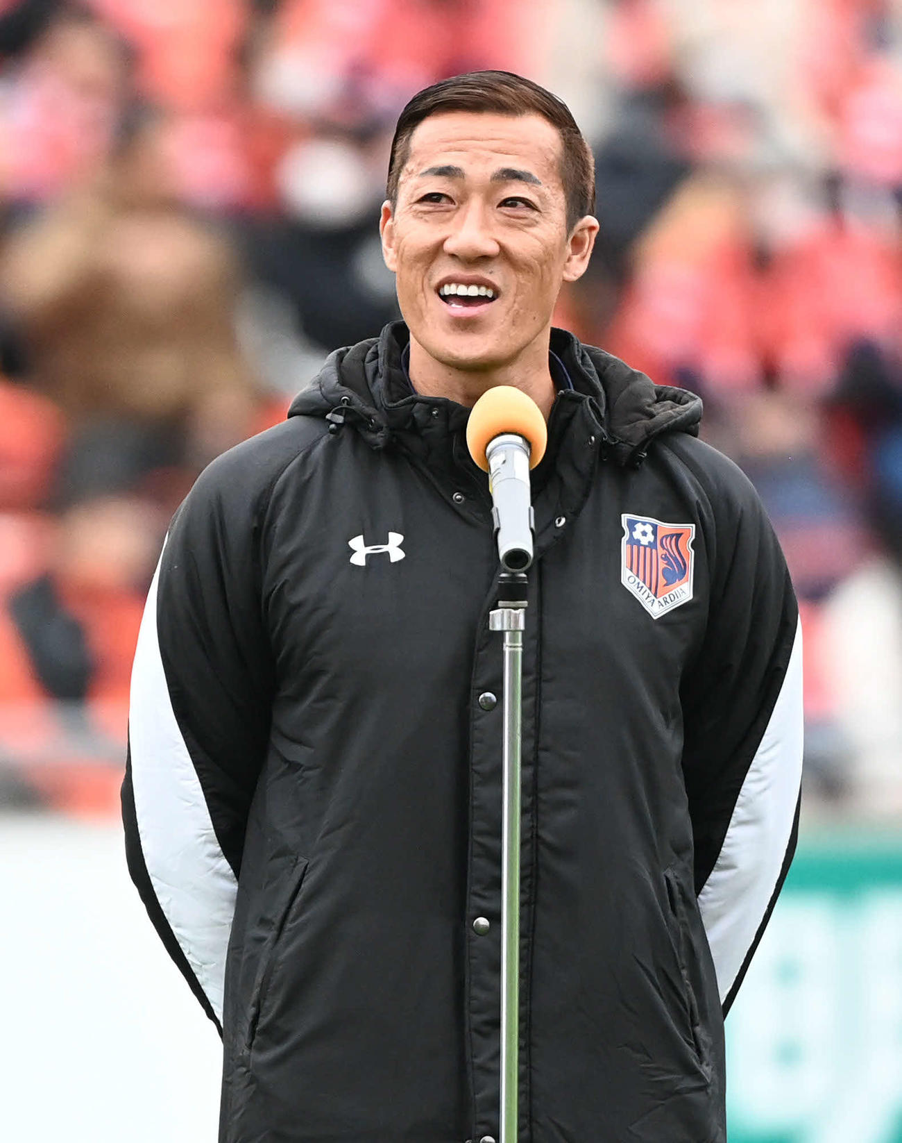 引退セレモニーで笑顔を見せる大宮GK南（撮影・山崎安昭）