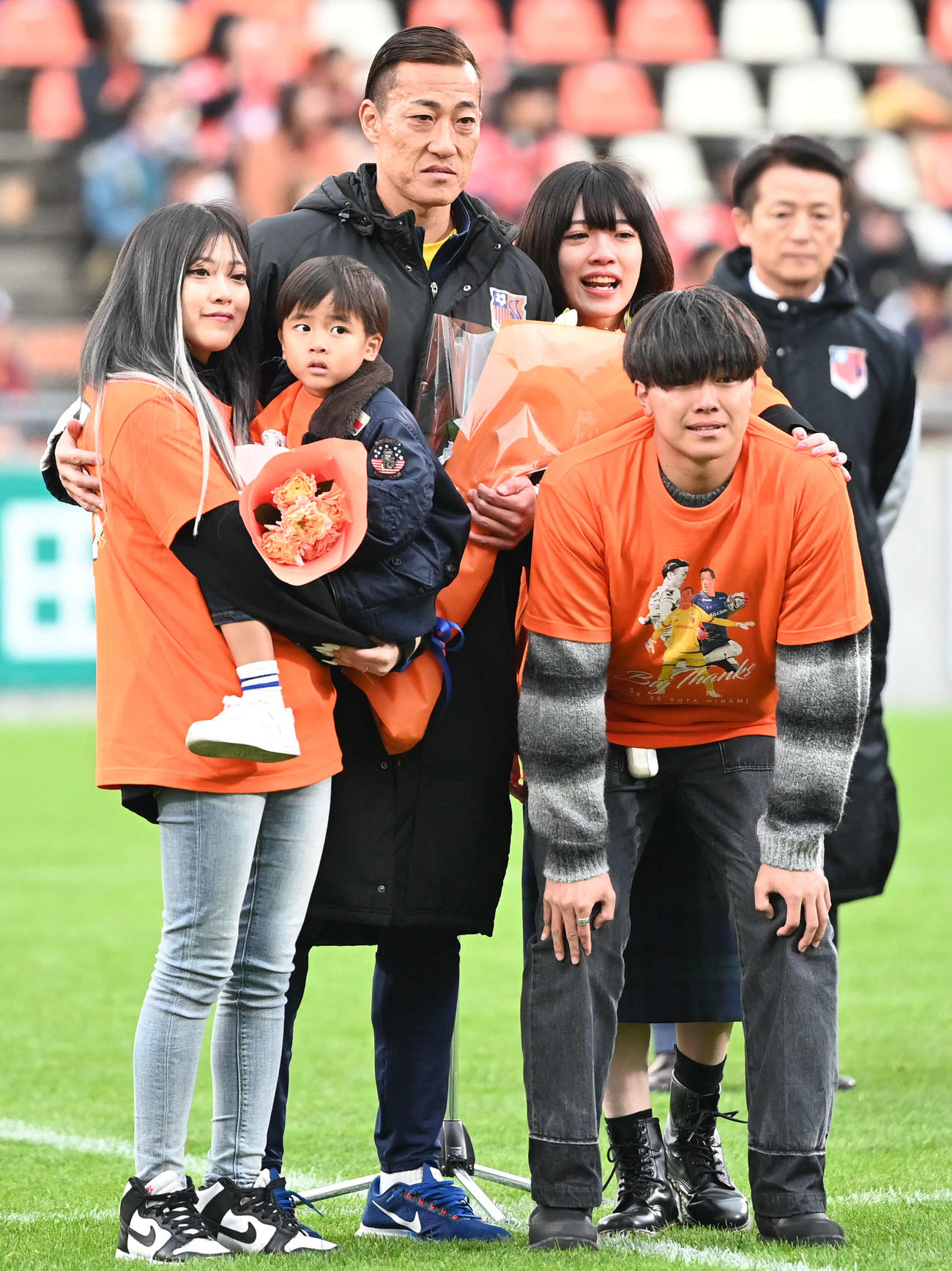 引退セレモニーを終えた大宮GK南（左から3人目）は家族と記念撮影（撮影・山崎安昭）