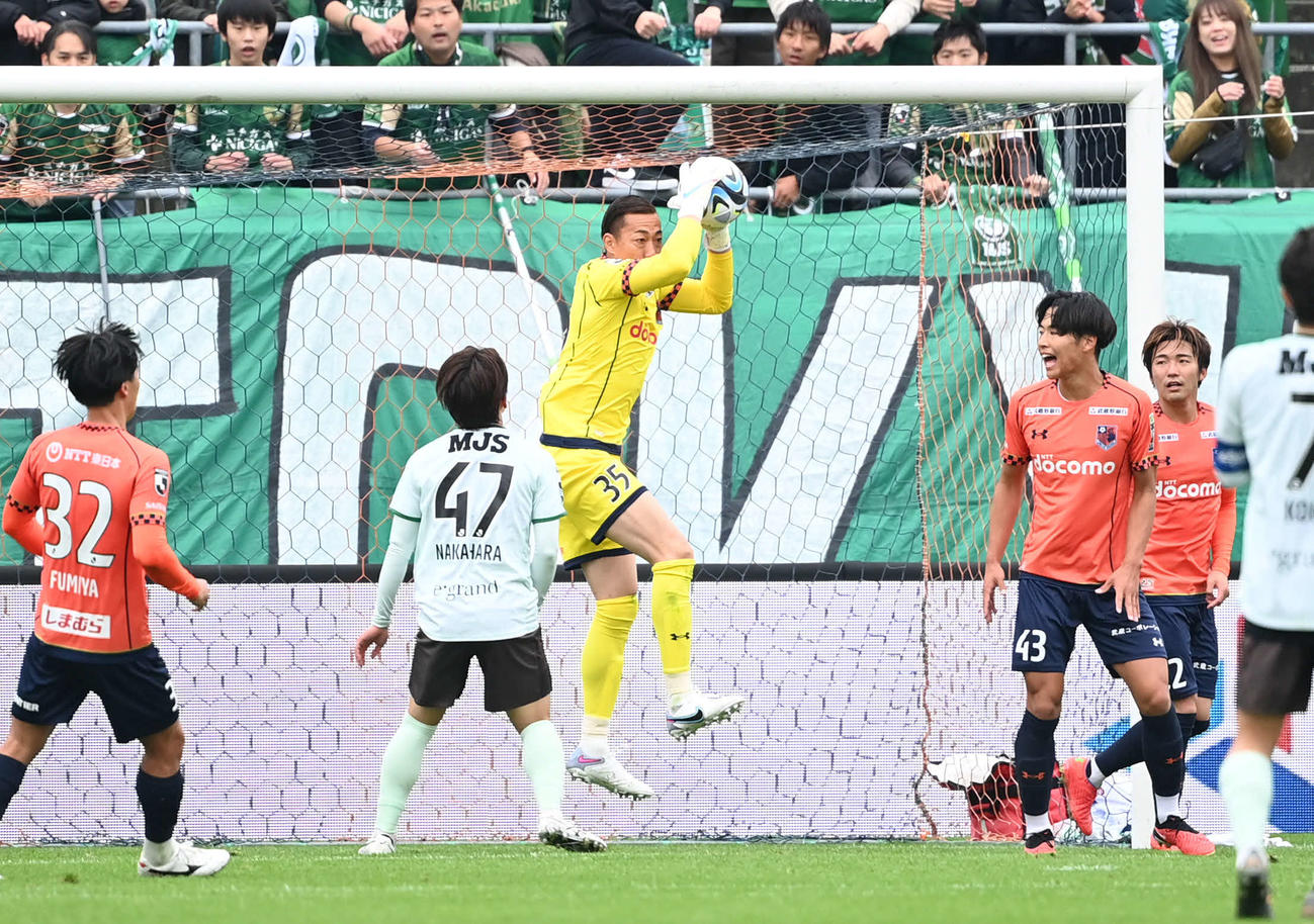 大宮対東京V　前半、クロスボールをキャッチする大宮GK南（中央）（撮影・山崎安昭）