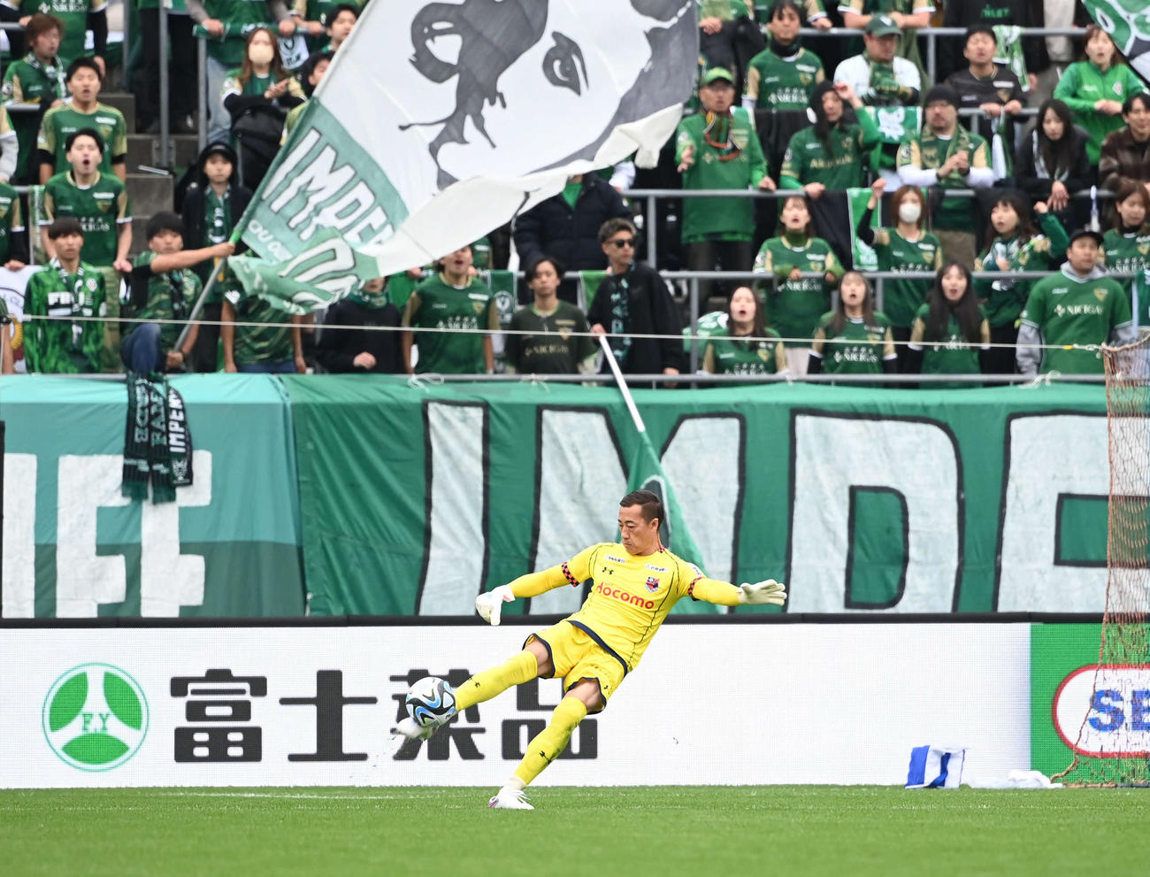 大宮対東京V　前半、前線に蹴り出す大宮GK南（撮影・山崎安昭）
