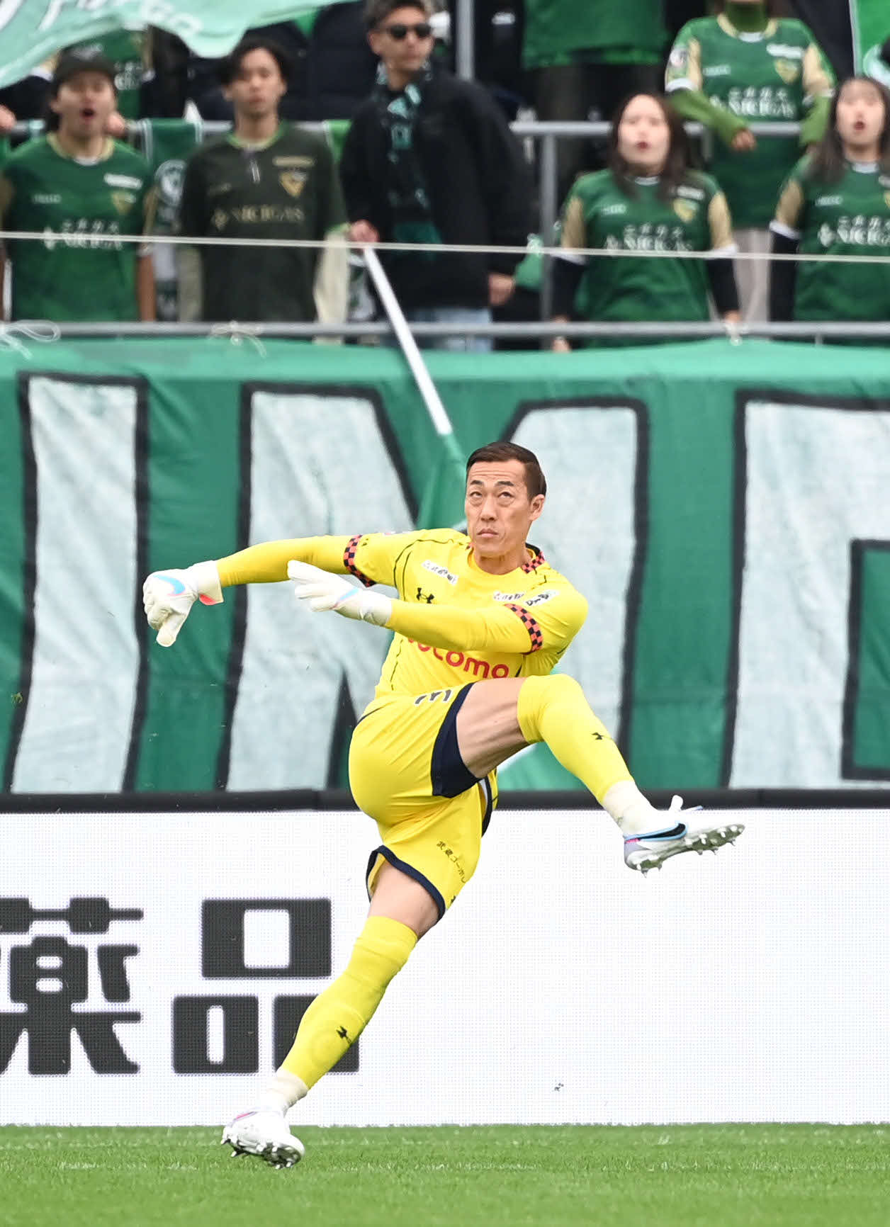 大宮対東京V　前半、前線に蹴り出す大宮GK南（撮影・山崎安昭）