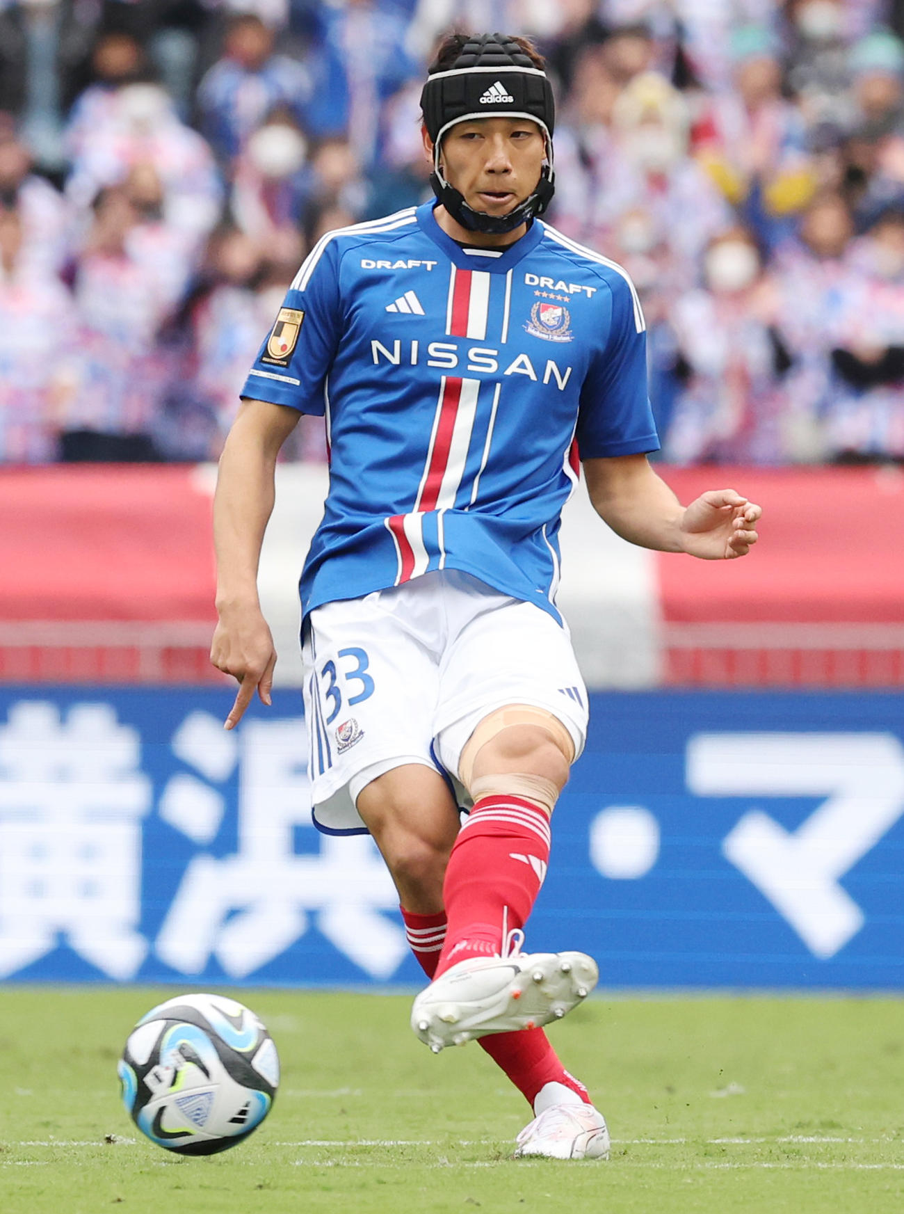 横浜対C大阪　前半、ヘッドギアをつけプレーする横浜角田（撮影・野上伸悟）