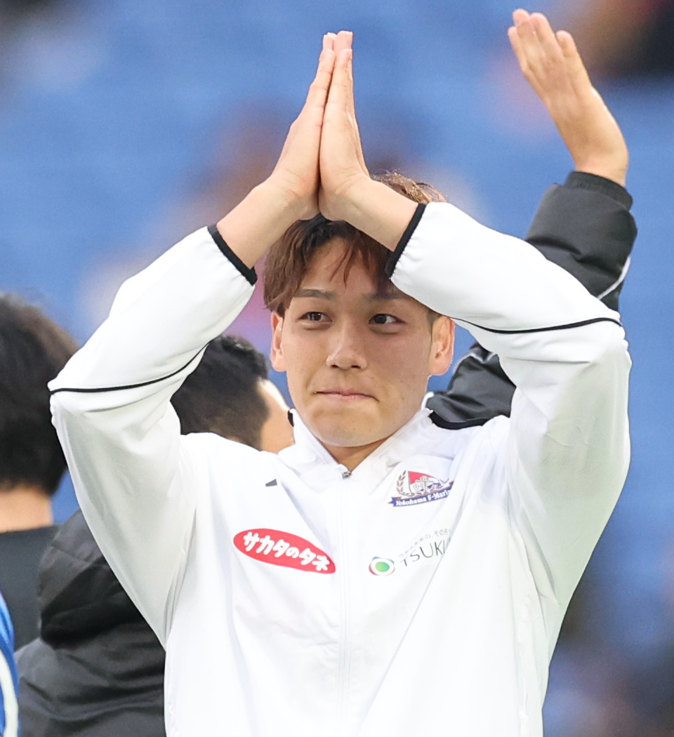 横浜対C大阪　サポーターのコールに応える横浜角田（撮影・野上伸悟）