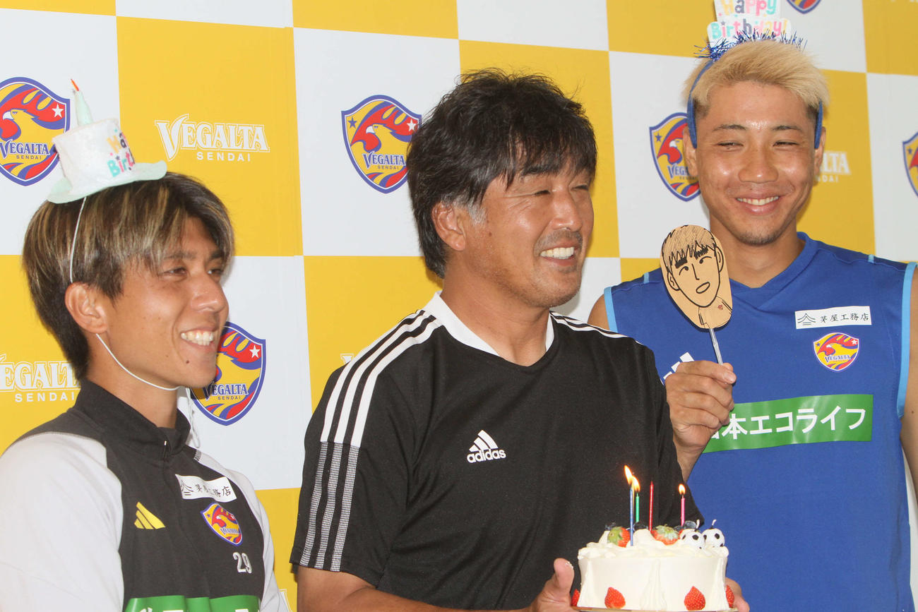 工藤（左）と梅田（右）に誕生日を祝われる仙台堀孝史監督（2023年9月撮影）