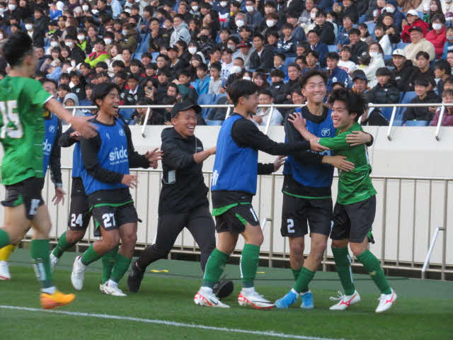 後半32分に追加点を決めた昌平MF三浦悠代（右）は仲間と喜ぶ