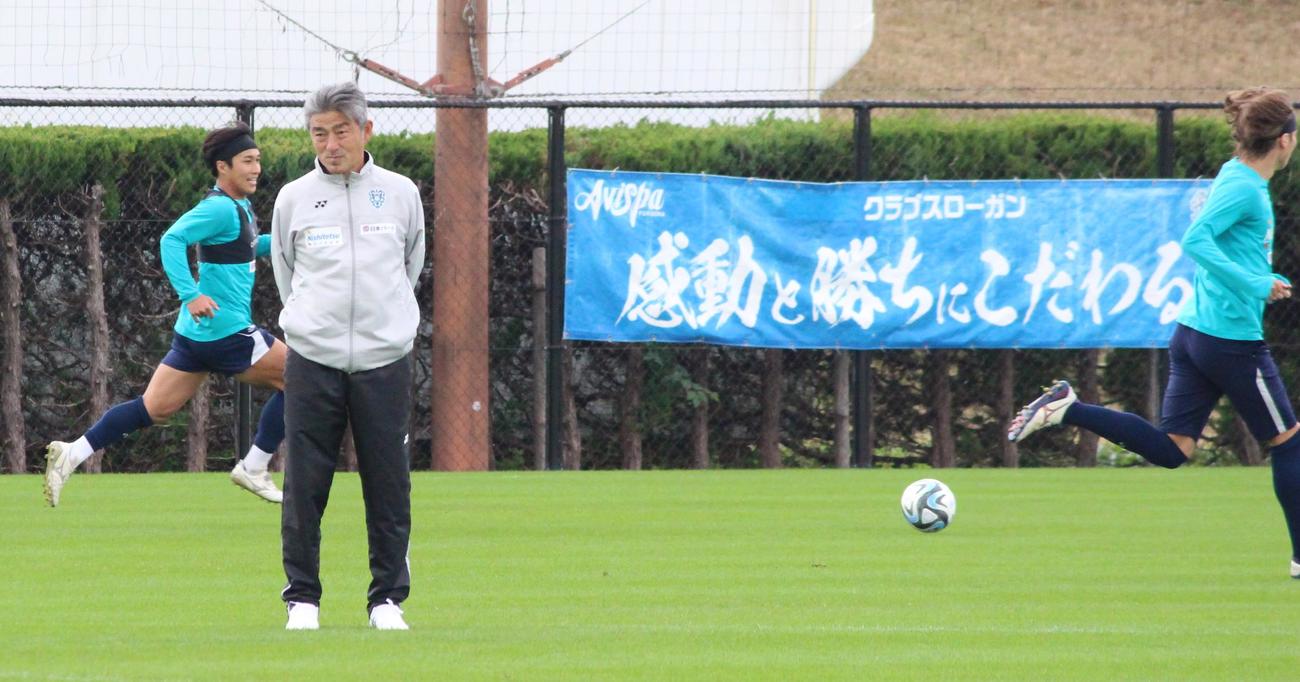 練習を見守る福岡・長谷部茂利監督（撮影・菊川光一）